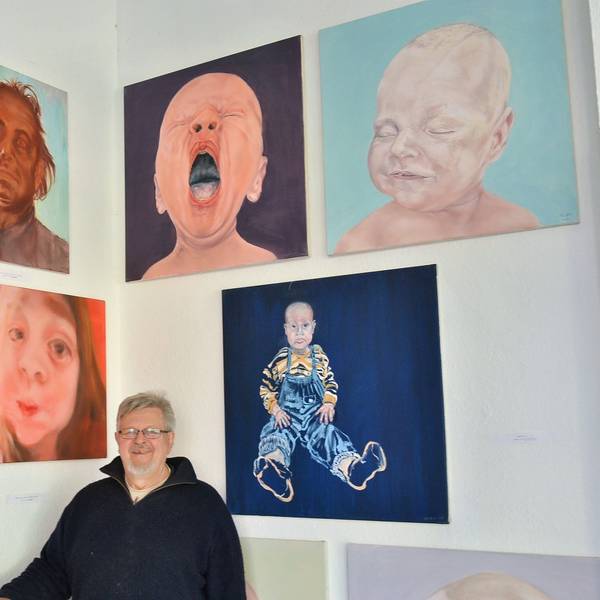 Rüdiger Axel Westphal steht in einer Ecke des FzKKE in Euskirchen. An den Wänden hängen Bilder des Künstlers Winfried Demhartner.