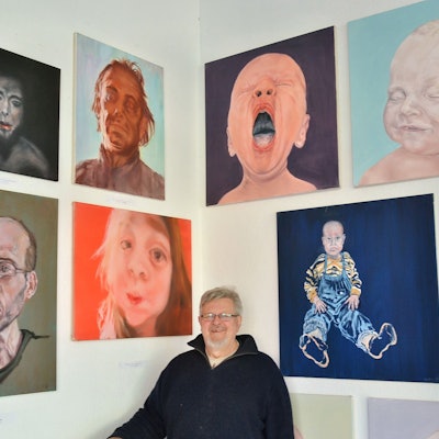 Rüdiger Axel Westphal steht in einer Ecke des FzKKE in Euskirchen. An den Wänden hängen Bilder des Künstlers Winfried Demhartner.