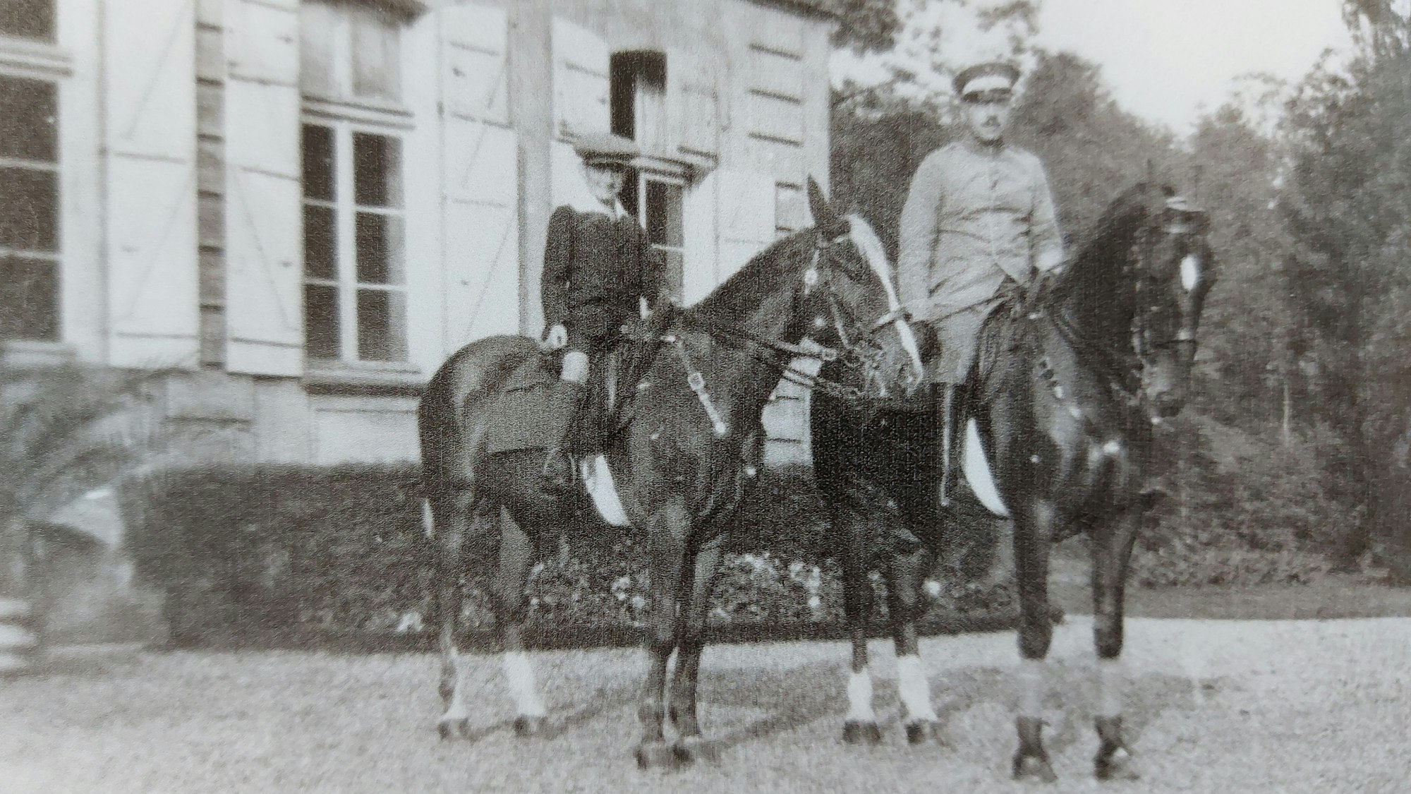 Gustav Risch und Sohn Walter zu Pferde vor der Villa Risch.
