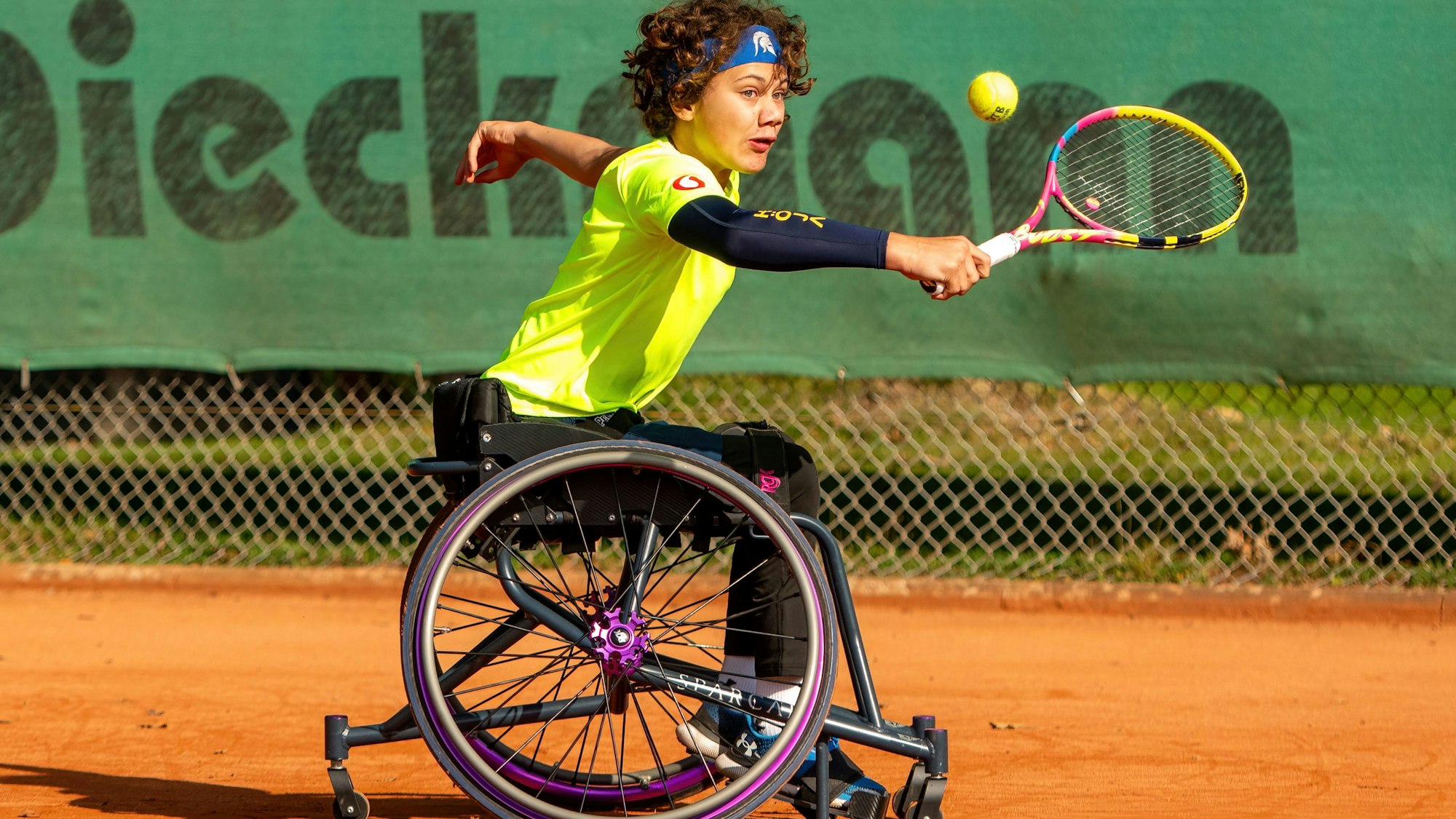 Der jüngste Teilnehmer des ersten internationalen Jugend-Rollstuhltennisturniers, das im Marienburger Sportclub ausgetragen wurde, kam aus England.