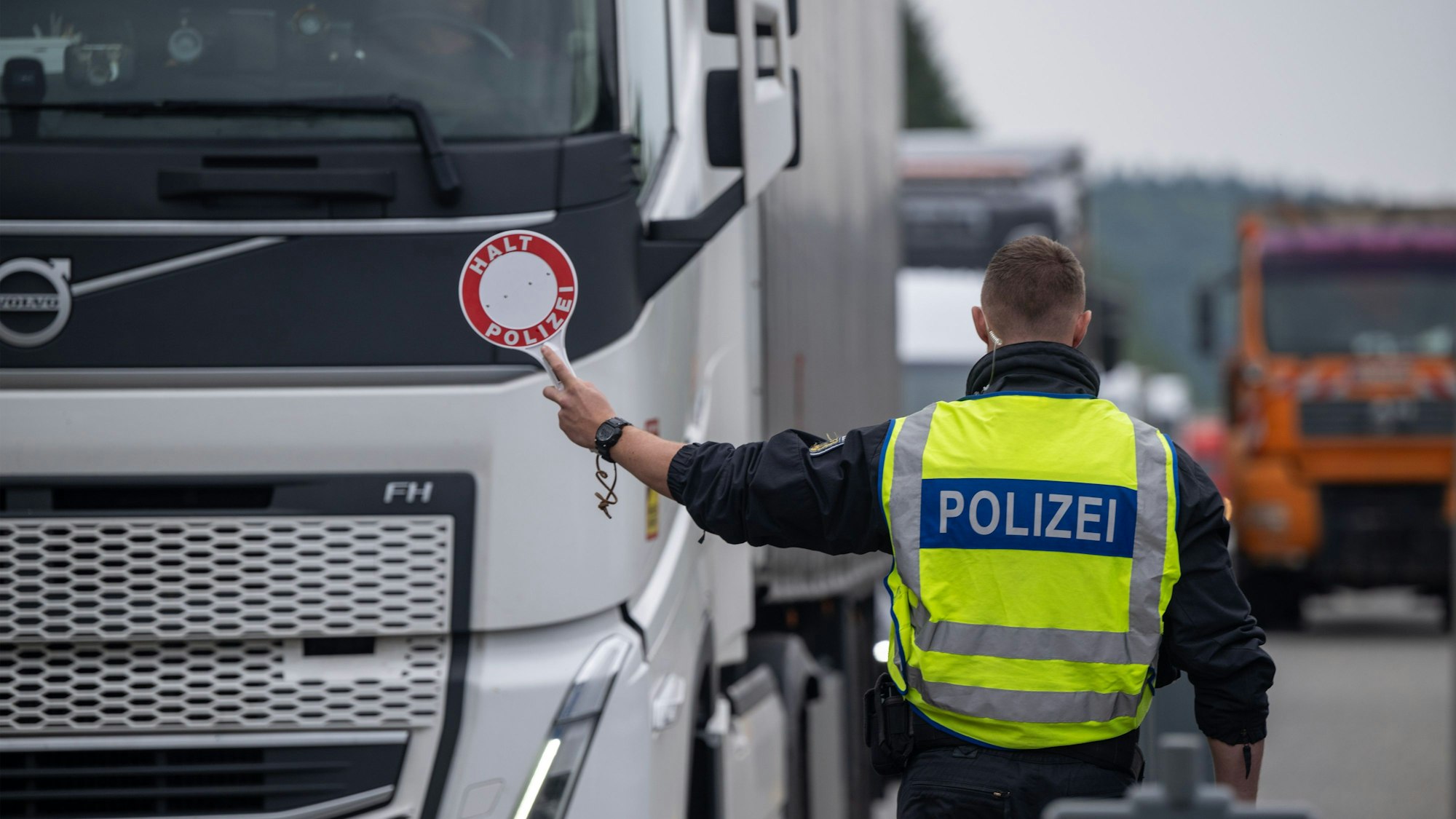 Polizisten halten kontrollieren Fahrzeuge auf der A64 bei Trier zu Beginn der Grenzkontrollen an allen deutschen Landesgrenzen.