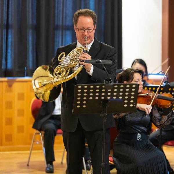 Der Hornist Michael Nassauer interpretierte zusammen mit dem Orchester ein Konzert von Richard Strauss.