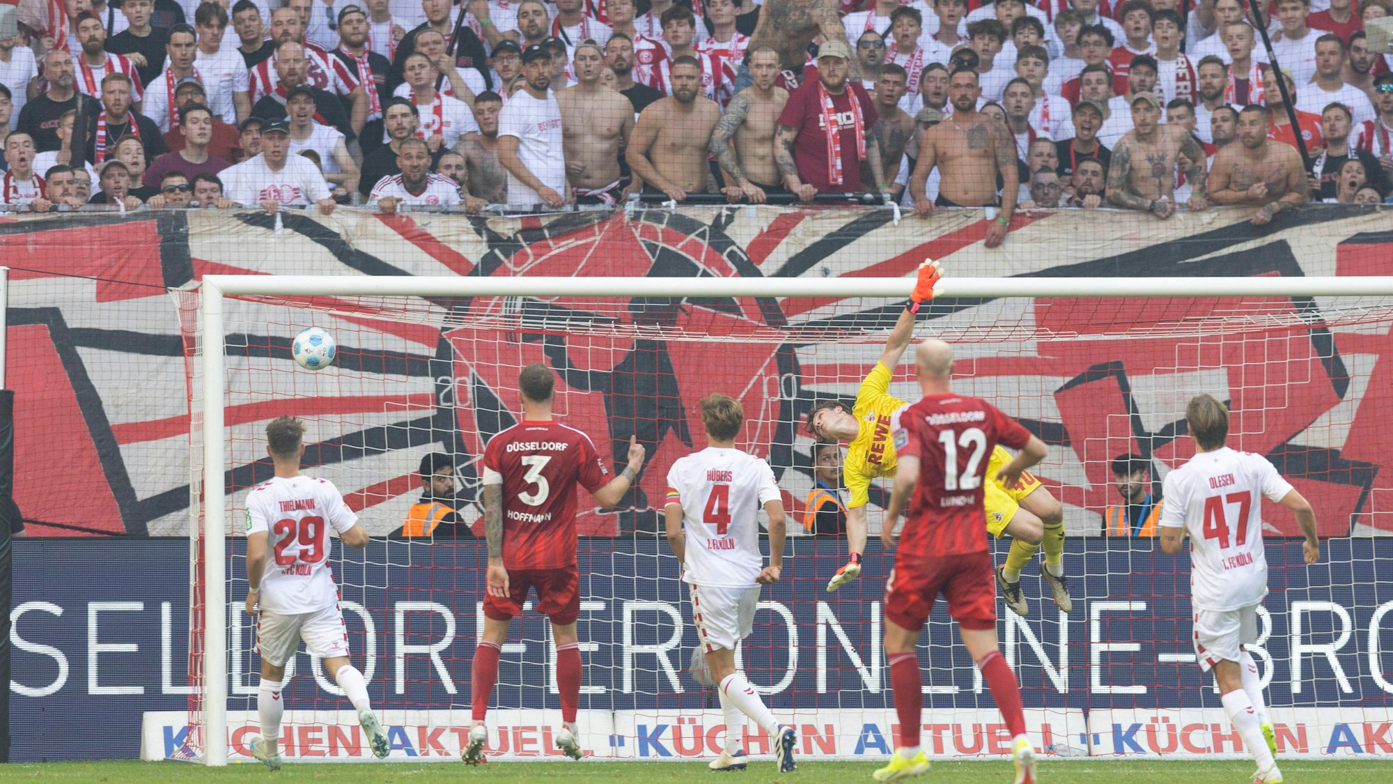 Eine Flanke wird länger und länger und landet beim Derby in Düsseldorf im Kölner Tor.