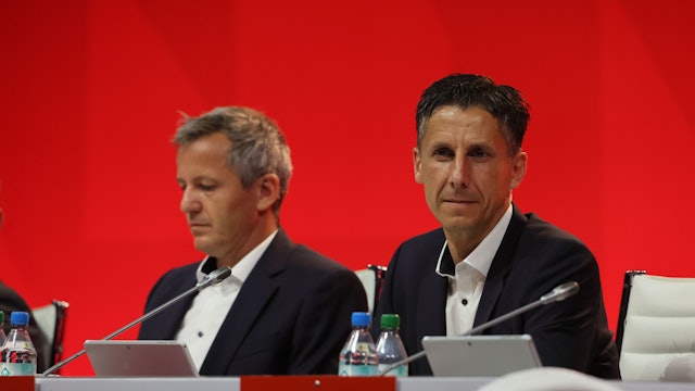 Die FC-Geschäftsführer Philipp Türoff (l.) und Christian Keller bei der Mitgliederversammlung am Dienstagabend