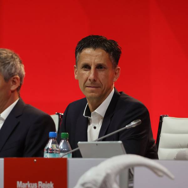 Die FC-Geschäftsführer Philipp Türoff (l.) und Christian Keller bei der Mitgliederversammlung am Dienstagabend