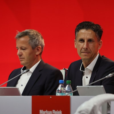 Die FC-Geschäftsführer Philipp Türoff (l.) und Christian Keller bei der Mitgliederversammlung am Dienstagabend