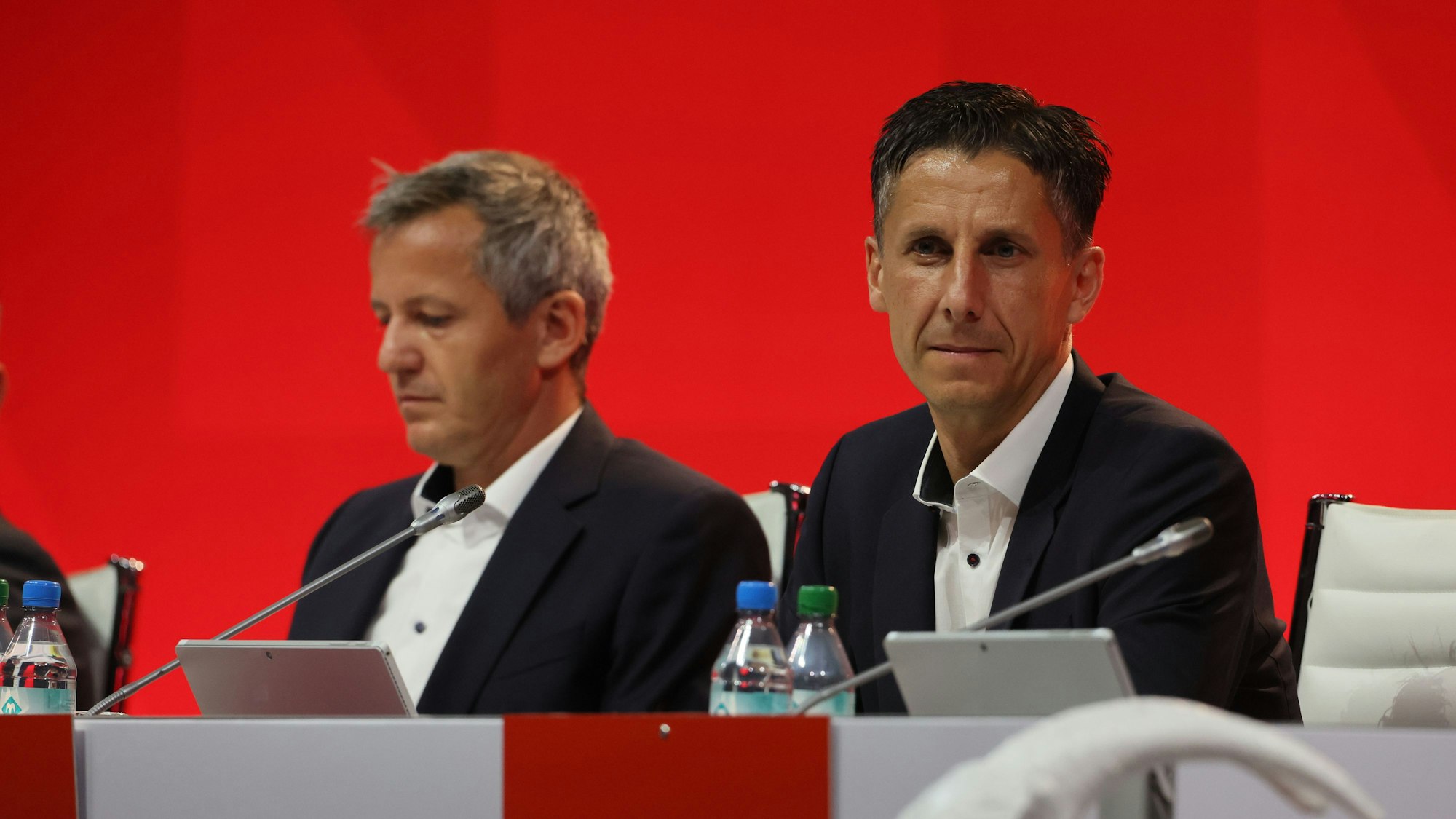 Die FC-Geschäftsführer Philipp Türoff (l.) und Christian Keller bei der Mitgliederversammlung am Dienstagabend