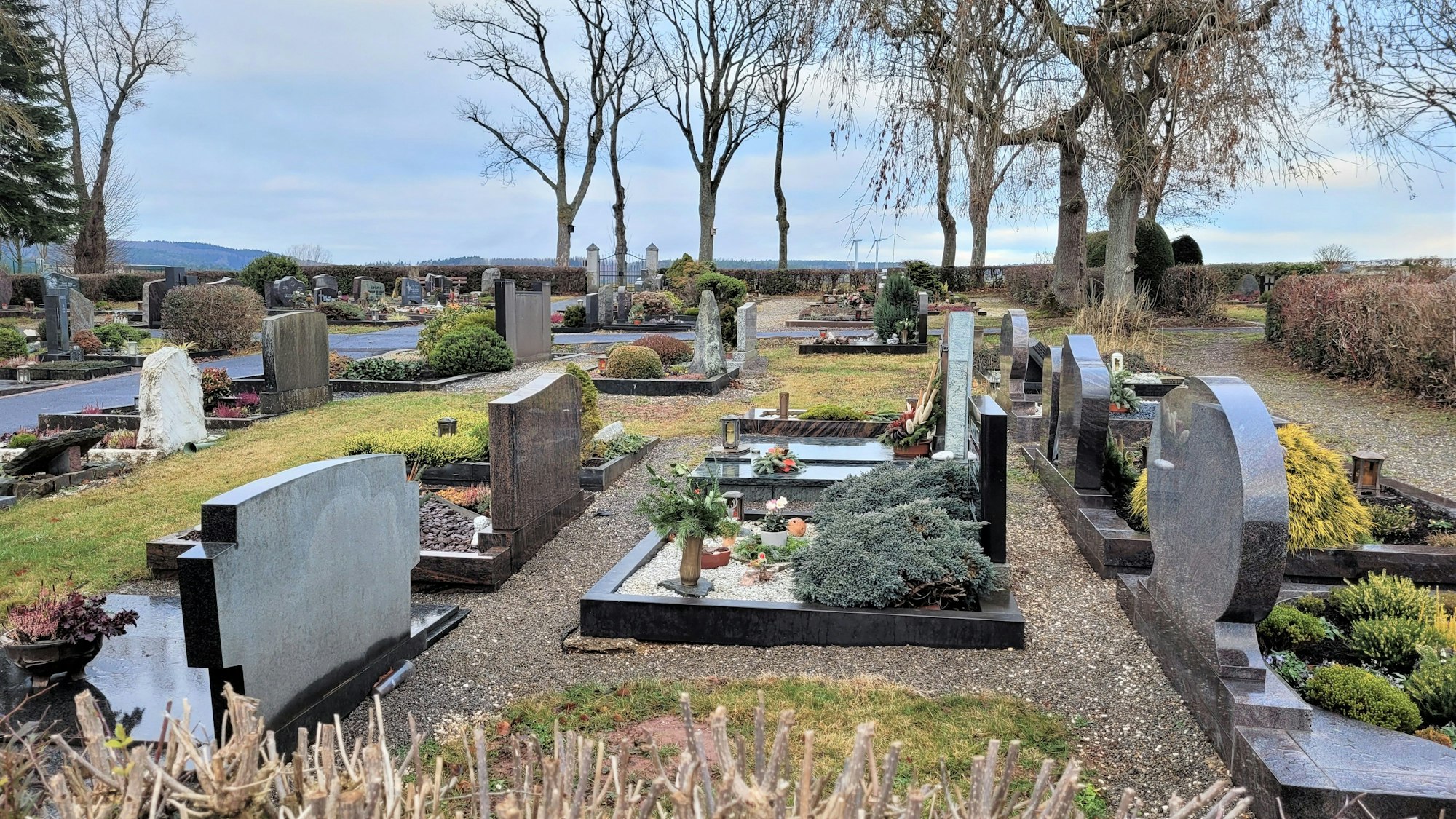 Blick auf die Gräber auf einem Friedhof.