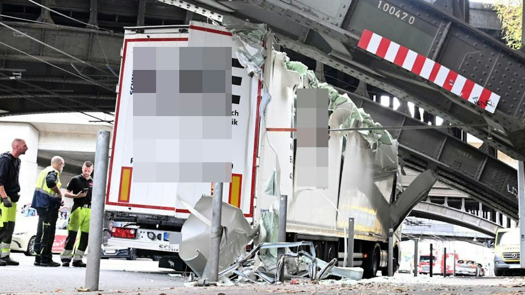 24.9.2024: Ein Lkw hat sich unter einer Brücke in Deutz festgefahren.