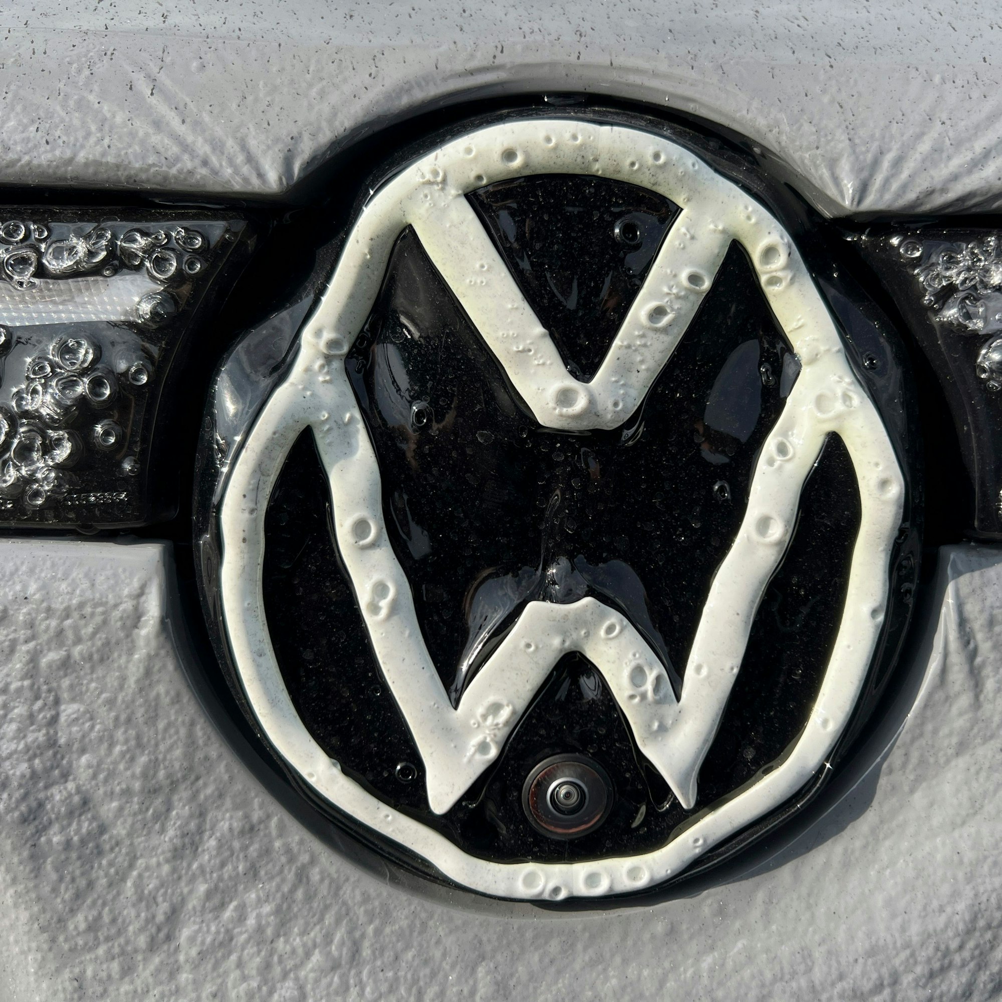 VW-Logo nach Brandstiftung: Neuwagen des Audi-Zentrums auf dem Bayer-Parkplatz Christian-Heß-Straße in Leverkusen. Foto: Ralf Krieger