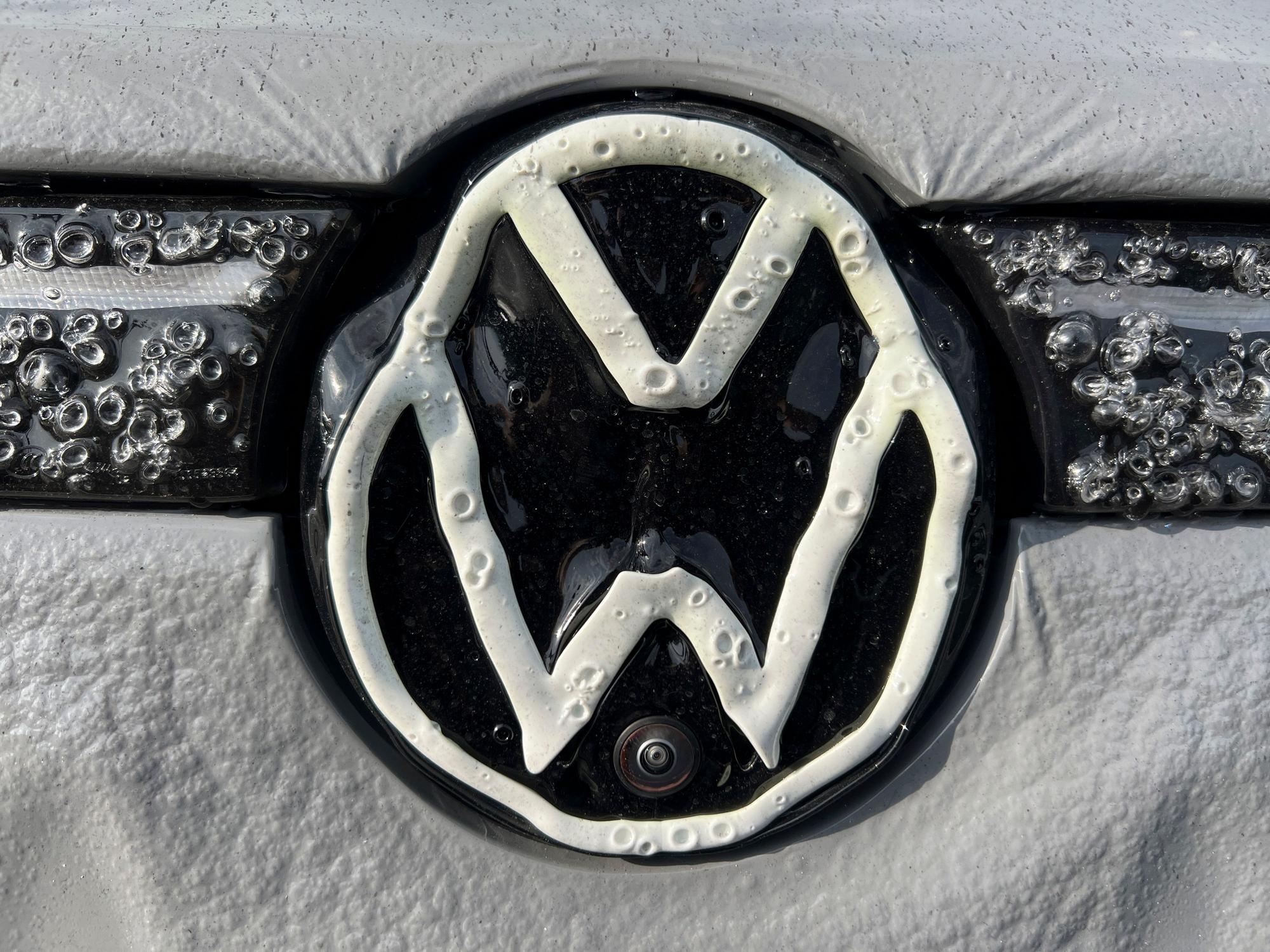 VW-Logo nach Brandstiftung: Neuwagen des Audi-Zentrums auf dem Bayer-Parkplatz Christian-Heß-Straße in Leverkusen. Foto: Ralf Krieger
