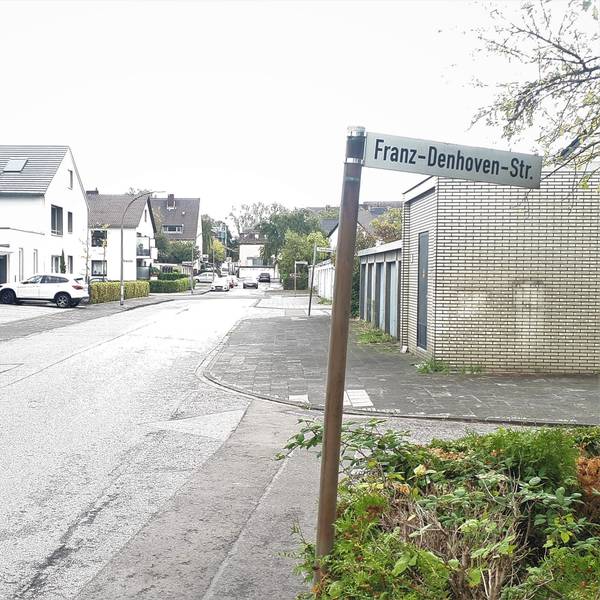 Die Franz-Denhoven-Straße liegt im Nordwesten von Alt-Niehl.