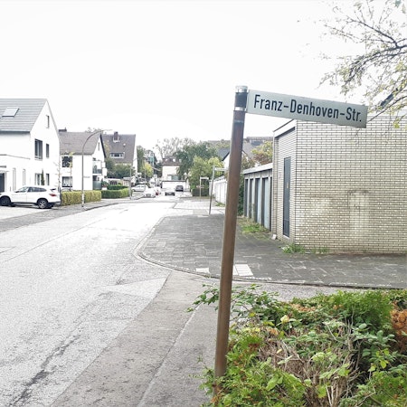 Die Franz-Denhoven-Straße liegt im Nordwesten von Alt-Niehl.