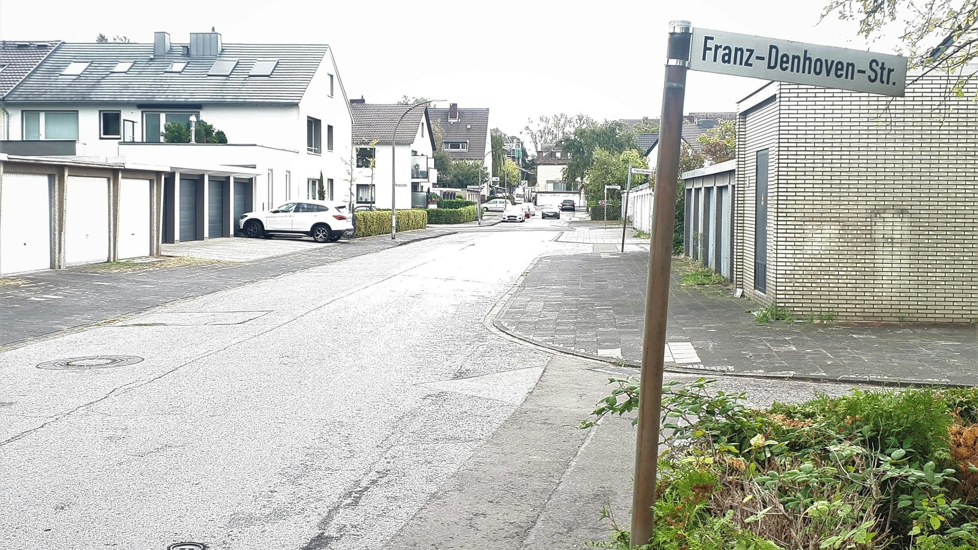 Die Franz-Denhoven-Straße liegt im Nordwesten von Alt-Niehl.