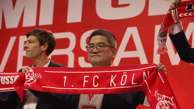 Ho-Yeon Kim (r.), Vorsitzender des Mitgliederrats des 1. FC Köln, und Vizepräsident Carsten Wettich, singen die Hymne des Klubs.
