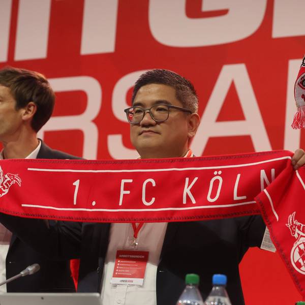 Ho-Yeon Kim (r.), Vorsitzender des Mitgliederrats des 1. FC Köln, und Vizepräsident Carsten Wettich, singen die Hymne des Klubs.