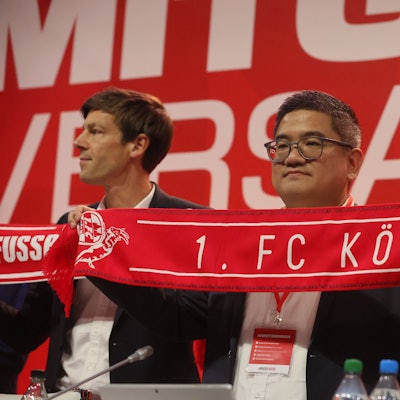 Ho-Yeon Kim (r.), Vorsitzender des Mitgliederrats des 1. FC Köln, und Vizepräsident Carsten Wettich, singen die Hymne des Klubs.