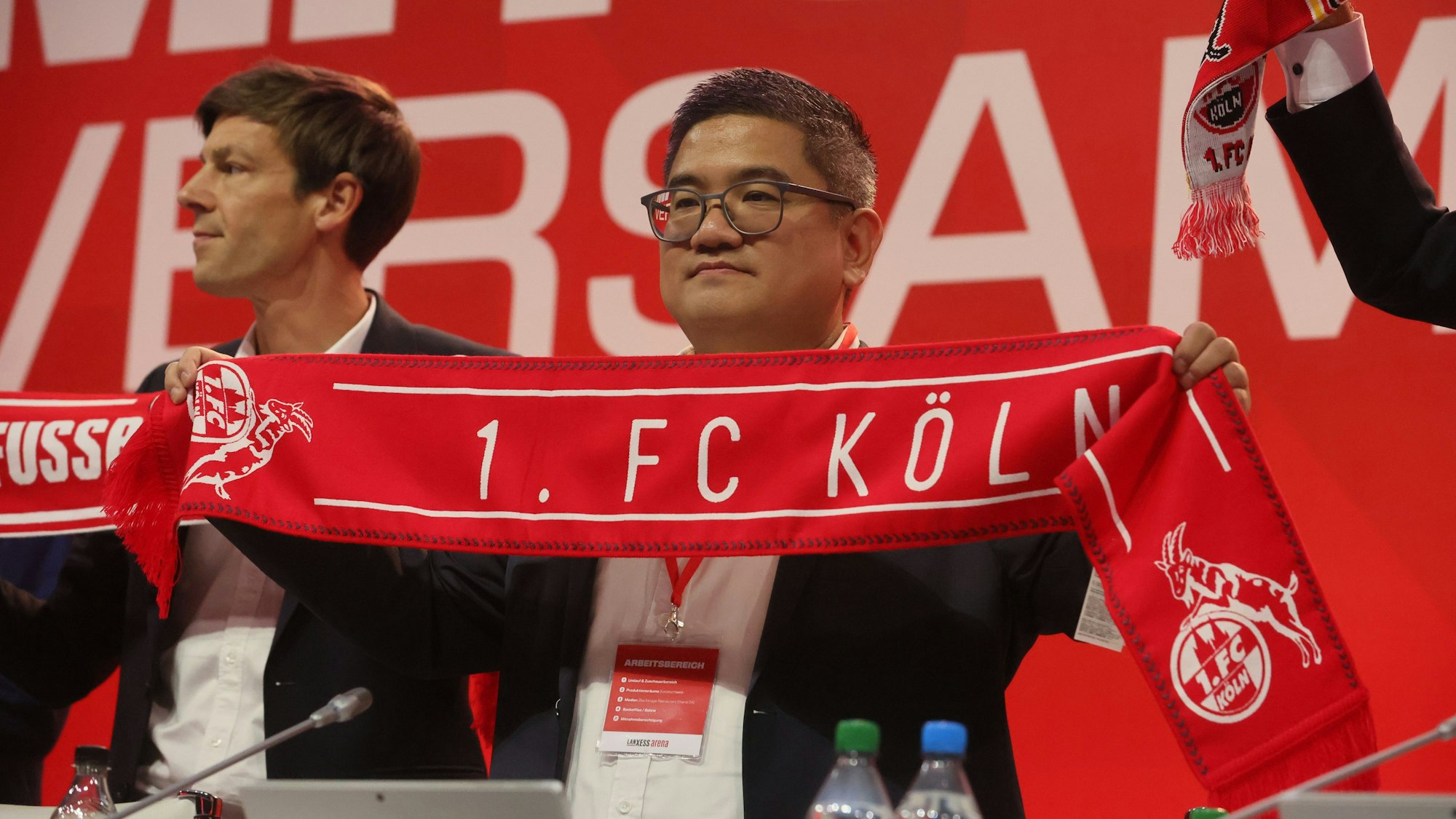 Ho-Yeon Kim (r.), Vorsitzender des Mitgliederrats des 1. FC Köln, und Vizepräsident Carsten Wettich, singen die Hymne des Klubs.