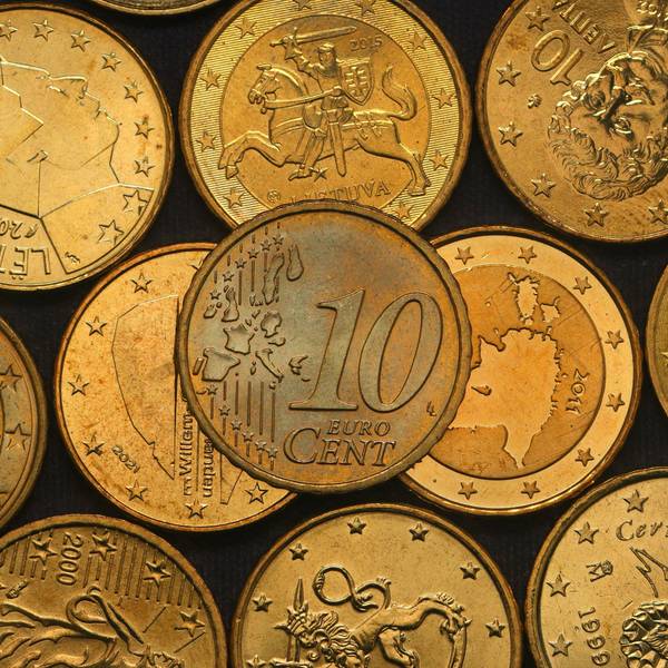 Eine 10-Cent-Münze mit anderen Euro-Münzen.