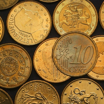 Eine 10-Cent-Münze mit anderen Euro-Münzen.