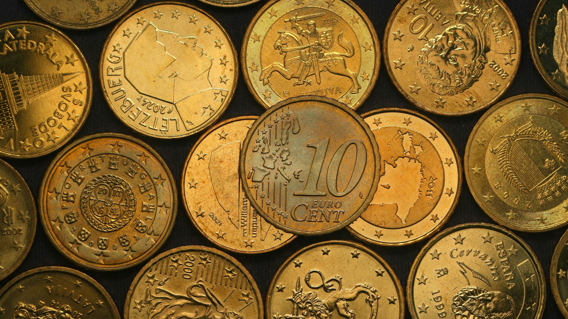 Eine 10-Cent-Münze mit anderen Euro-Münzen.