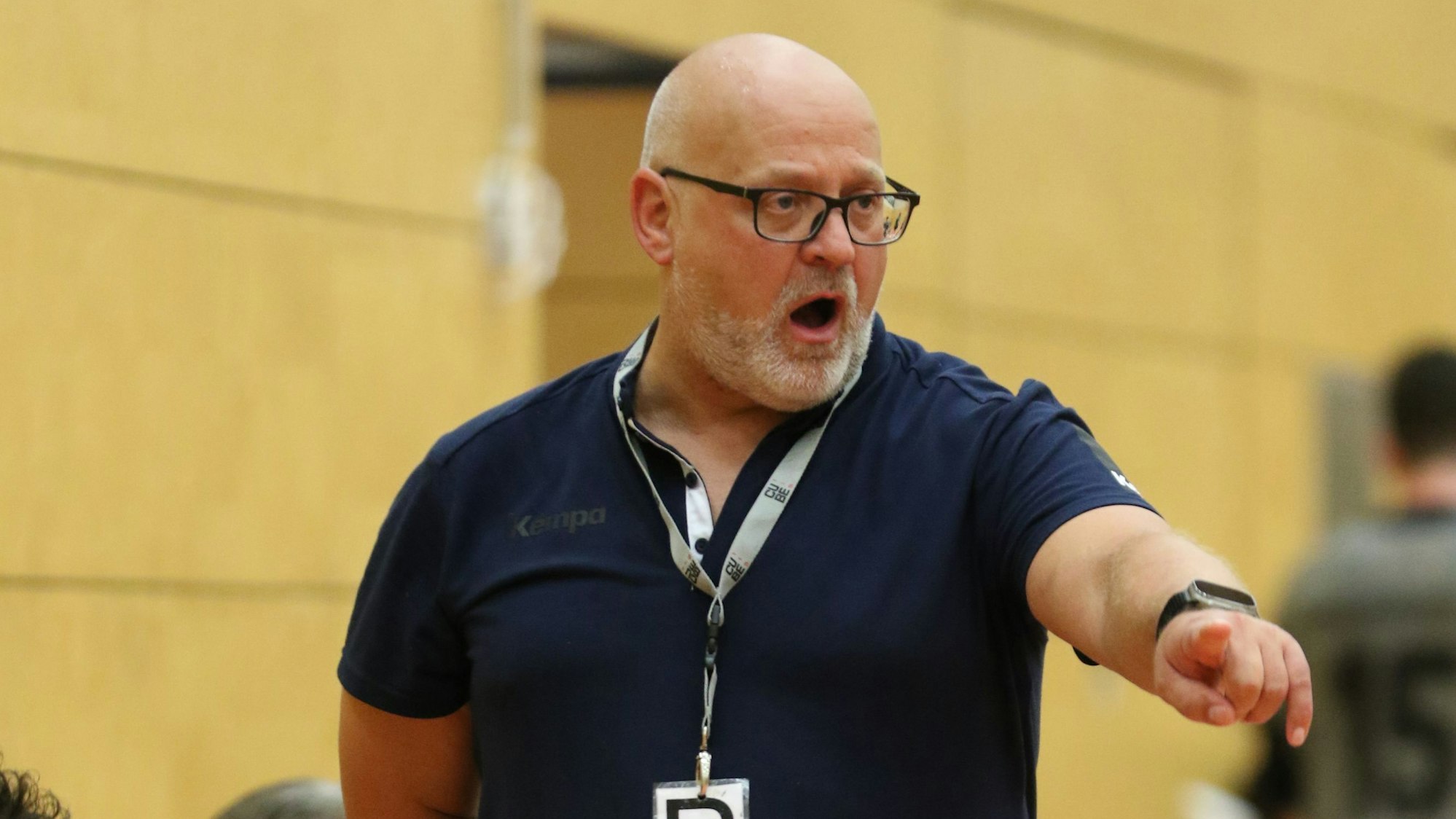 Euskirchens Trainer Frank Rösgen zeigt mit dem linken Zeigenfinger nach vorne.