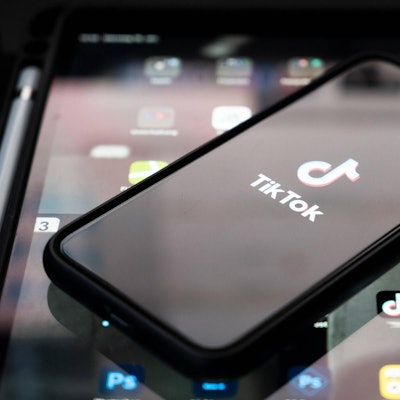 Die Plattform TikTok aus China ist bei Jugendlichen besonders beliebt. Ein Handy liegt auf der Oberfläche eines Padlets.