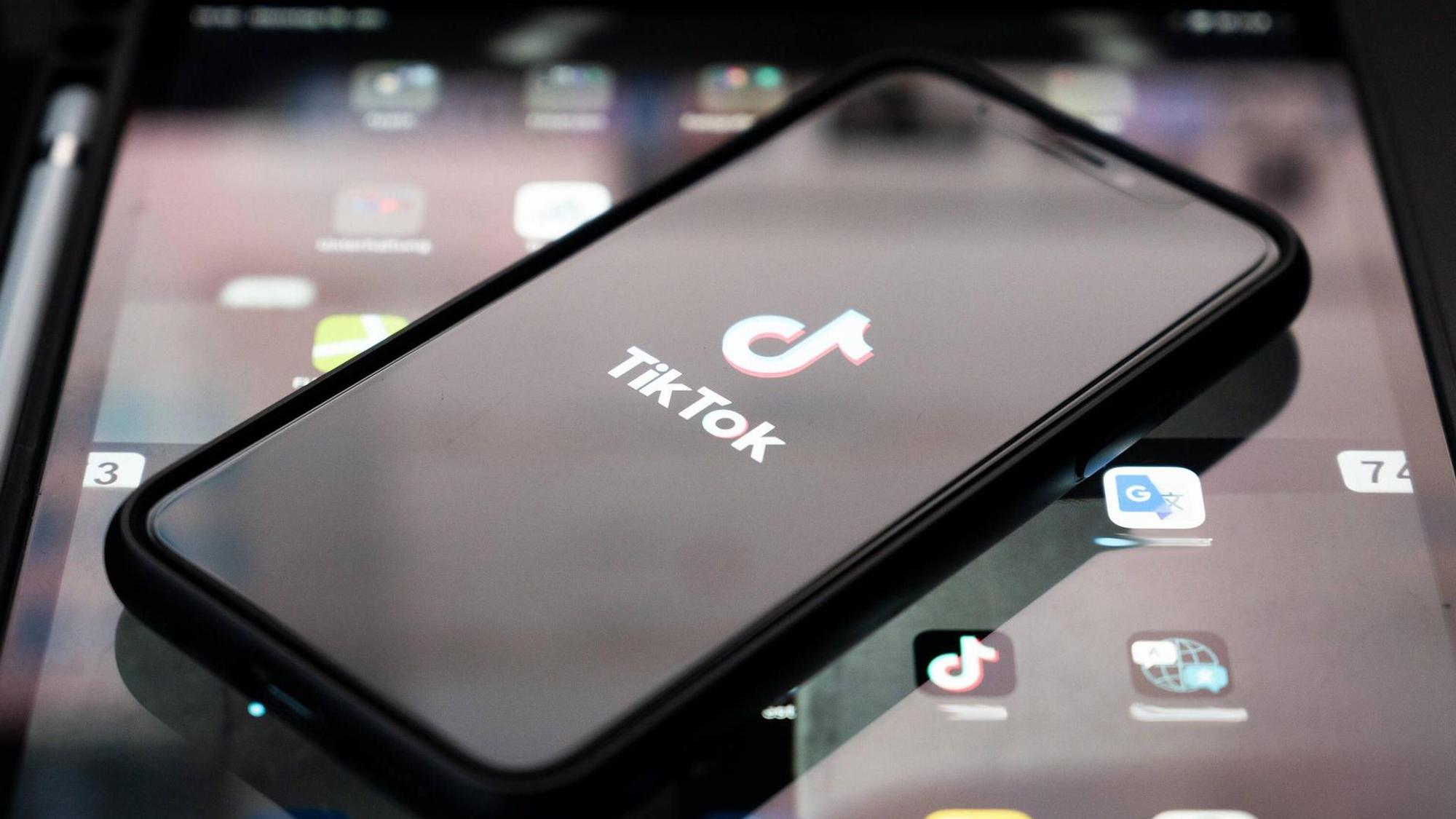 Die Plattform TikTok aus China ist bei Jugendlichen besonders beliebt. Ein Handy liegt auf der Oberfläche eines Padlets.
