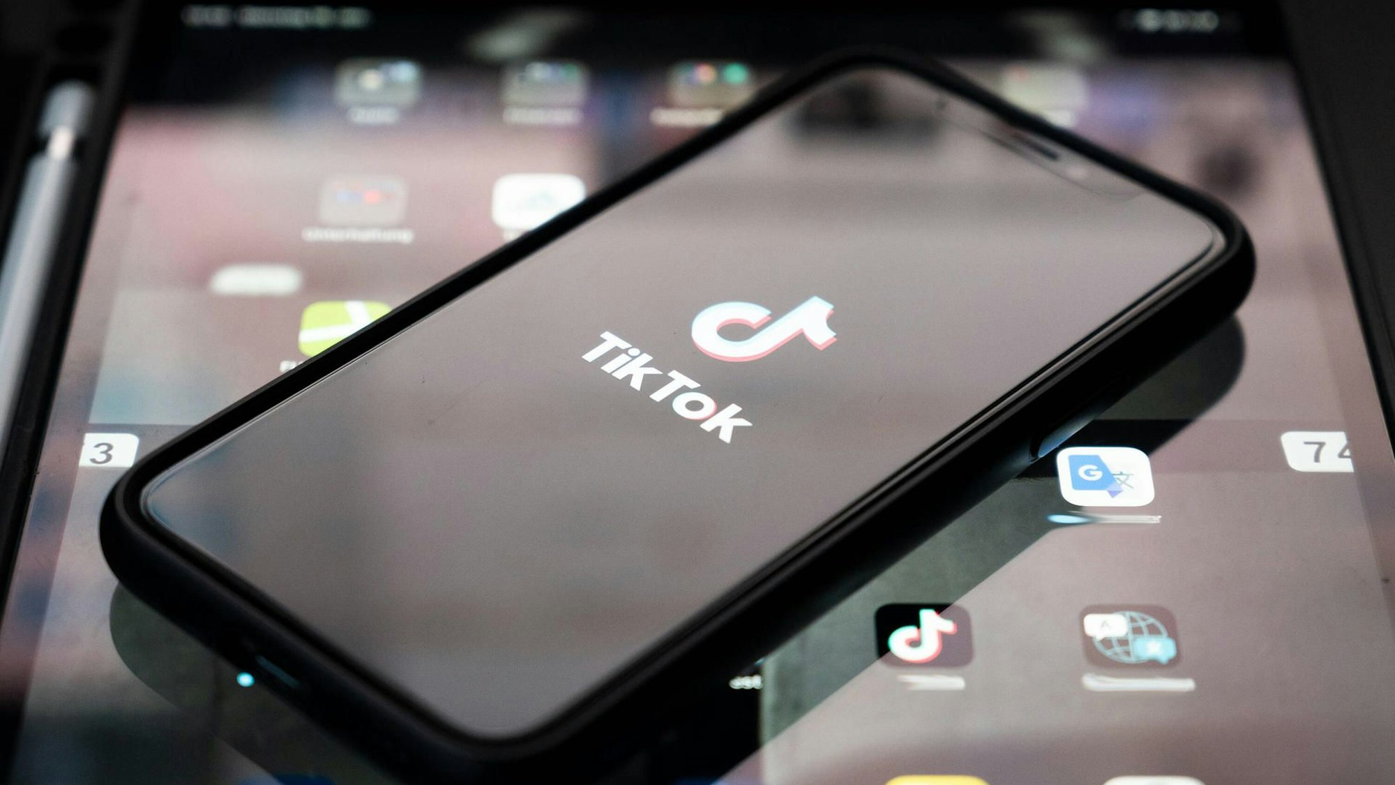 Die Plattform TikTok aus China ist bei Jugendlichen besonders beliebt. Ein Handy liegt auf der Oberfläche eines Padlets.