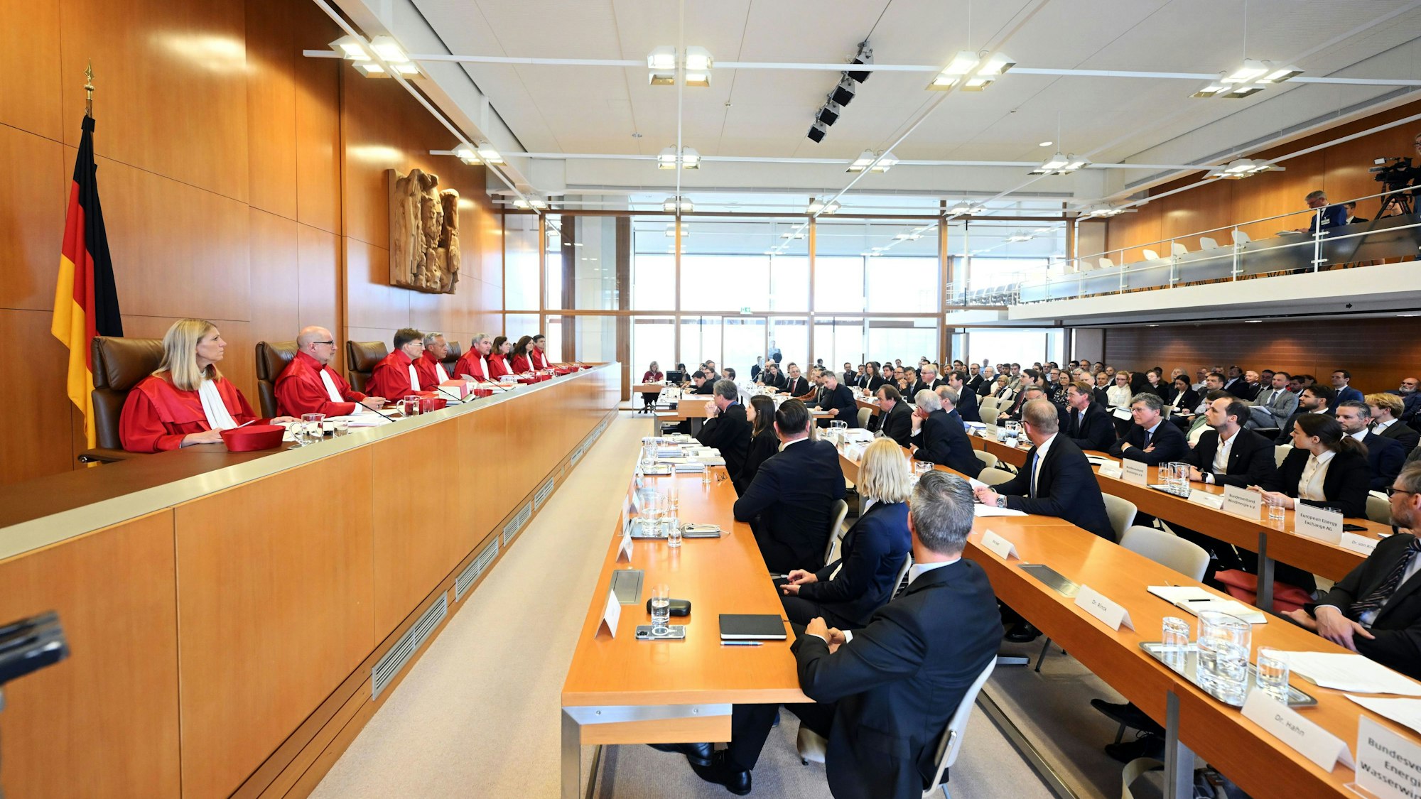 24.09.2024, Baden-Württemberg, Karlsruhe: Der Erste Senat des Bundesverfassungsgericht, (l-r) Miriam Meßling, Heinrich Amadeus Wolff, Henning Radtke, Josef Christ, Stephan Harbarth, Vorsitzender des Senats und Präsident des Gerichts, Yvonne Ott, Ines Härtel und Martin Eifert, eröffnet die mündliche Verhandlung zur Abschöpfung von Überschusserlösen nach der Strompreisbremse.