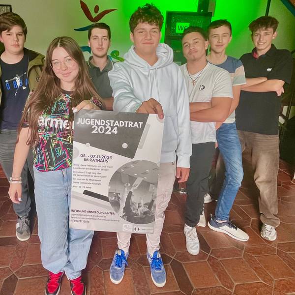 Jugendliche mit Plakat