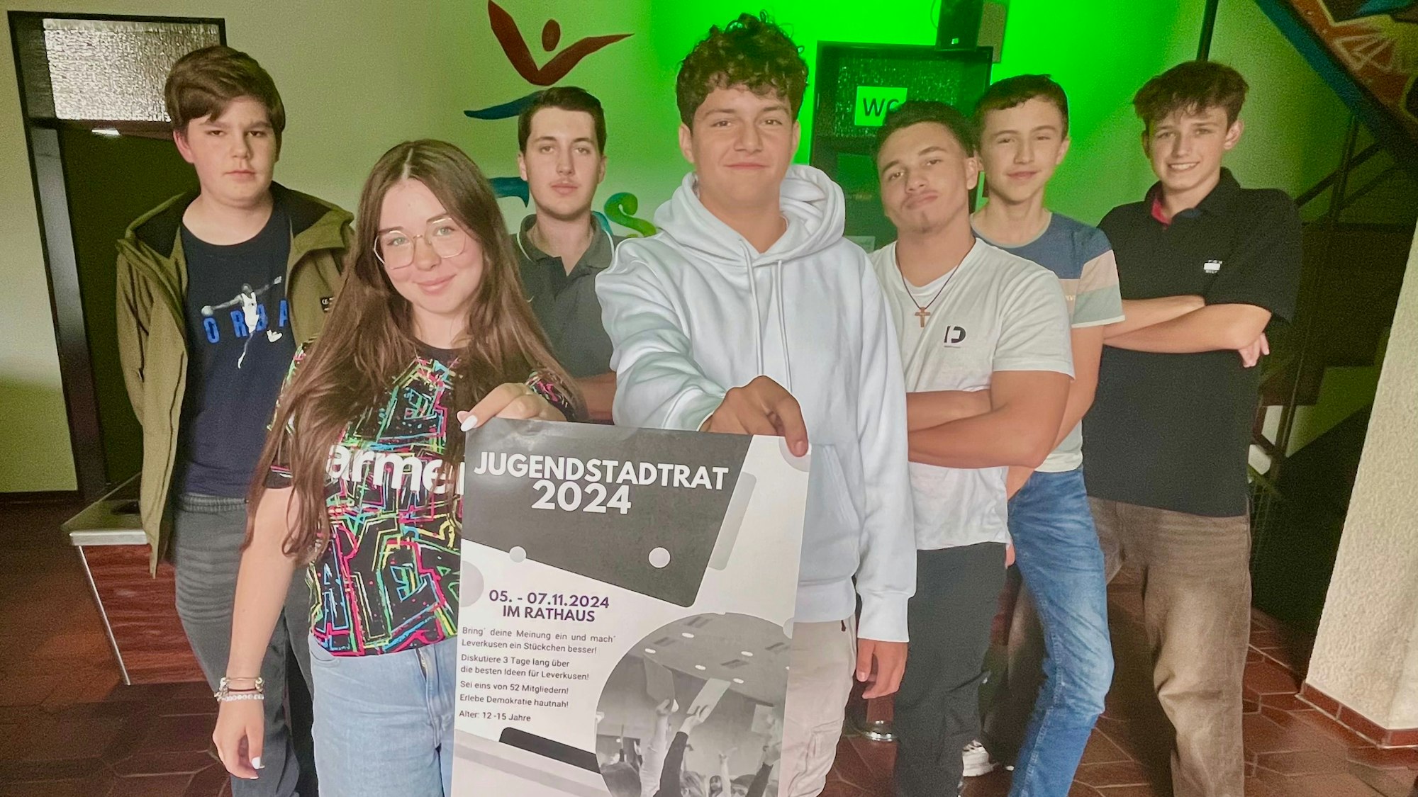 Jugendliche mit Plakat