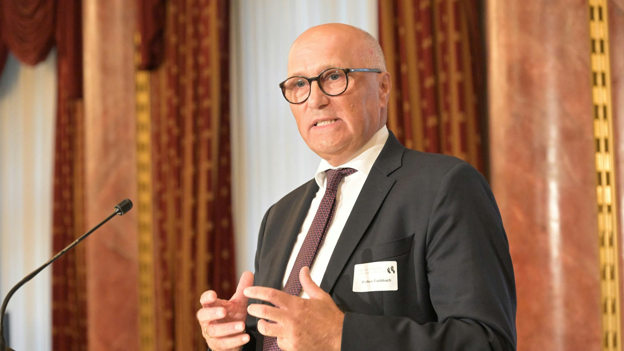 Markus Eschbach berichtete in seiner Laudatio von der Entwicklung des Unternehmens in den vergangenen Jahrzehnten.