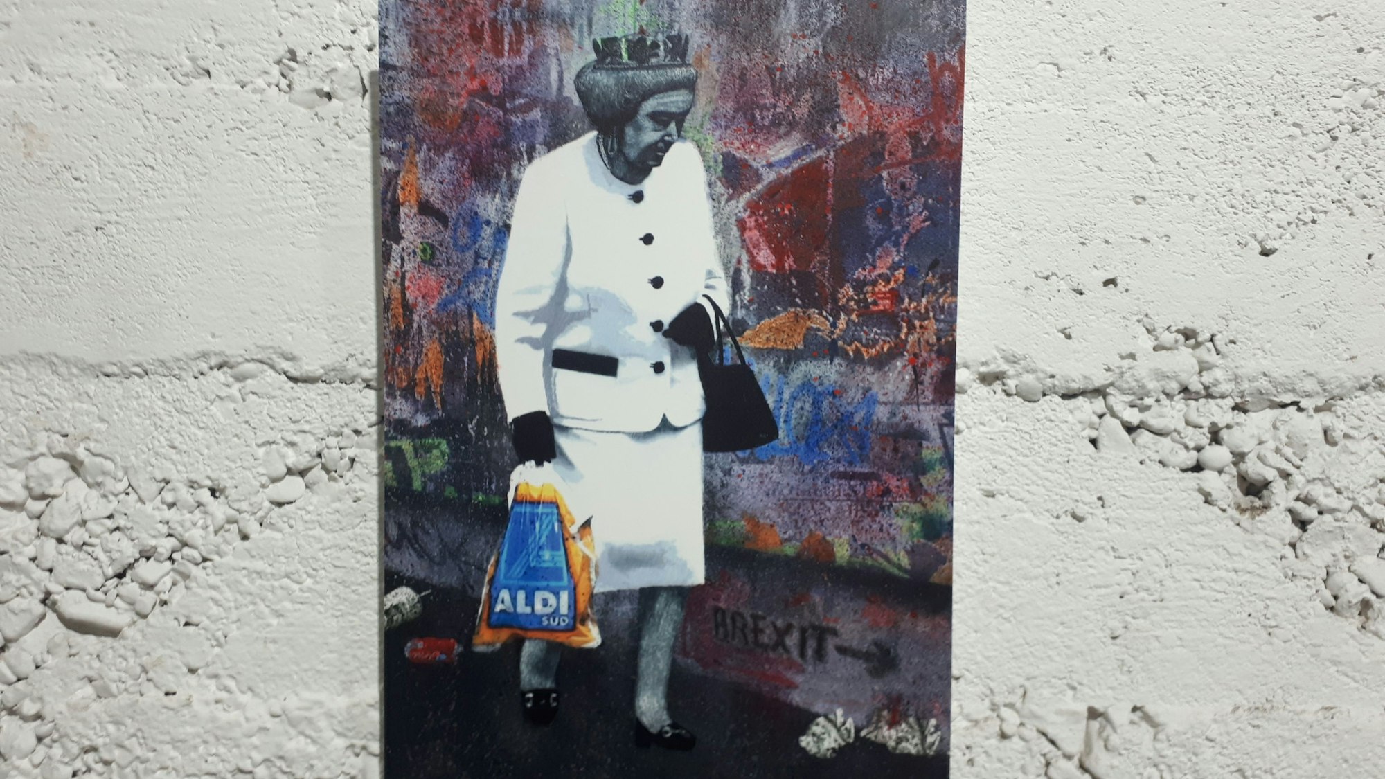 Die Queen marschiert mit Aldi-Tüte in Richtung Brexit: ein Werk von Peter Mück.