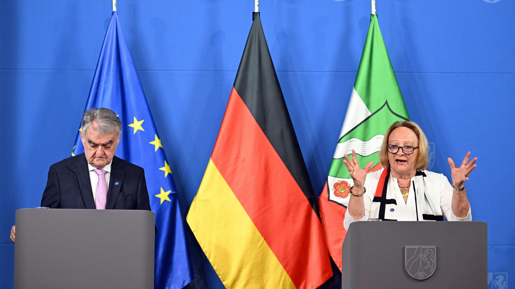 Herbert Reul (CDU), nordrhein-westfälischer Innenminister, und die Antisemitismusbeauftragte des Landes, Sabine Leutheusser-Schnarrenberger (FDP), präsentieren die Studie.