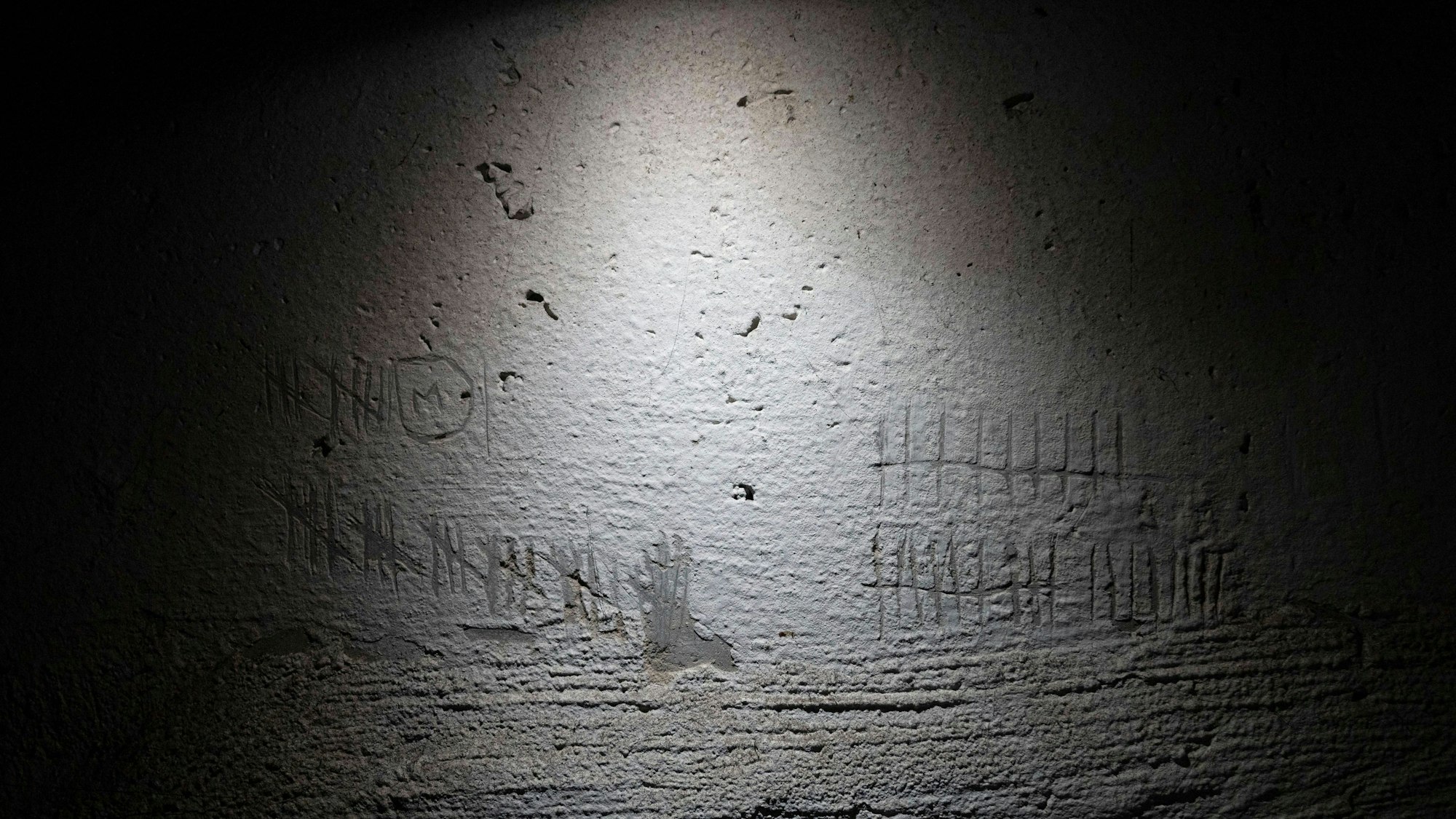 Blick auf Ziffern, die zur Zeitmessung von Häftlingen in die Wand eines Kellers in einem Gebäude in Cherson geritzt wurden, das nach Angaben eines Staatsanwalts für Kriegsverbrechen von russischen Streitkräften als Folterstätte genutzt wurde.