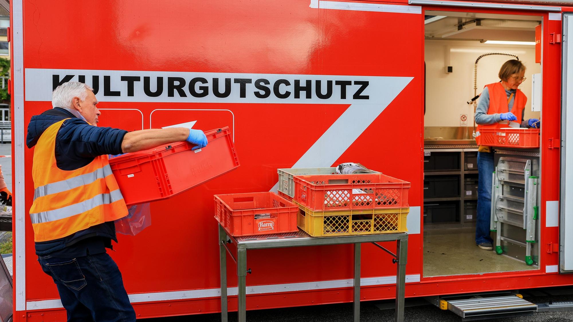 Während der fiktiven Notfallübung des Notfallverbundes Kölner Archive wird geprobt, Kulturgüter zu schützen.