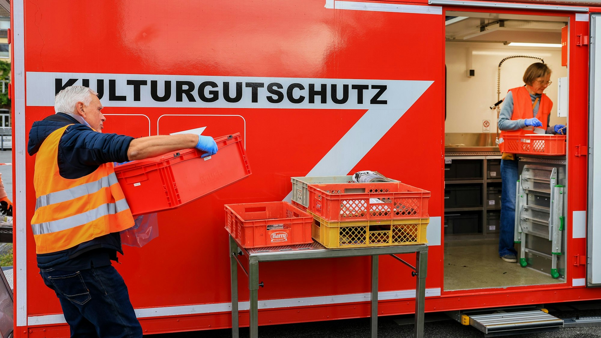 Während der fiktiven Notfallübung des Notfallverbundes Kölner Archive wird geprobt, Kulturgüter zu schützen.