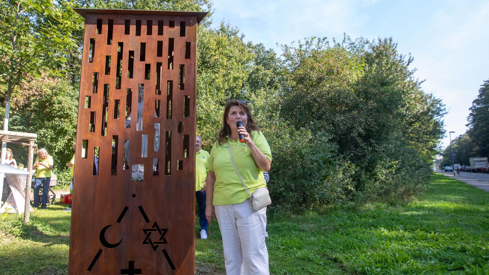 Elvira Bastian, Vorsitzende der Grengeler Ortsgemeinschaft, eläutert bei der Einweihung des Wegehäuschens im Stadtteil Grengel die Bedeutung und die Symbolik.