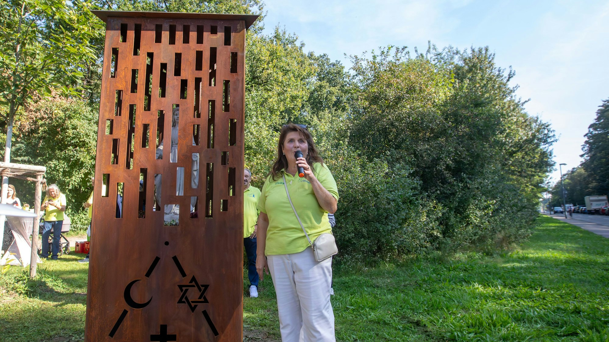 Elvira Bastian, Vorsitzende der Grengeler Ortsgemeinschaft, eläutert bei der Einweihung des Wegehäuschens im Stadtteil Grengel die Bedeutung und die Symbolik.