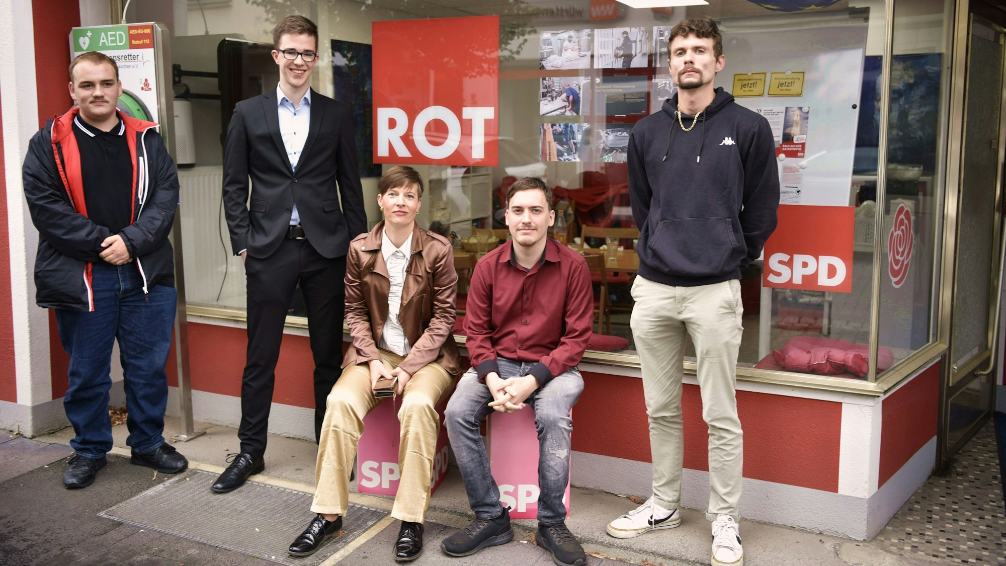 Ben Kopetzky, Henrik Bus, Annegret Lewak, Daniel Jagnow und Alessandro Lo Presti stehen und sitzen vor dem „ROT“ in der Zülpicher Innenstadt.