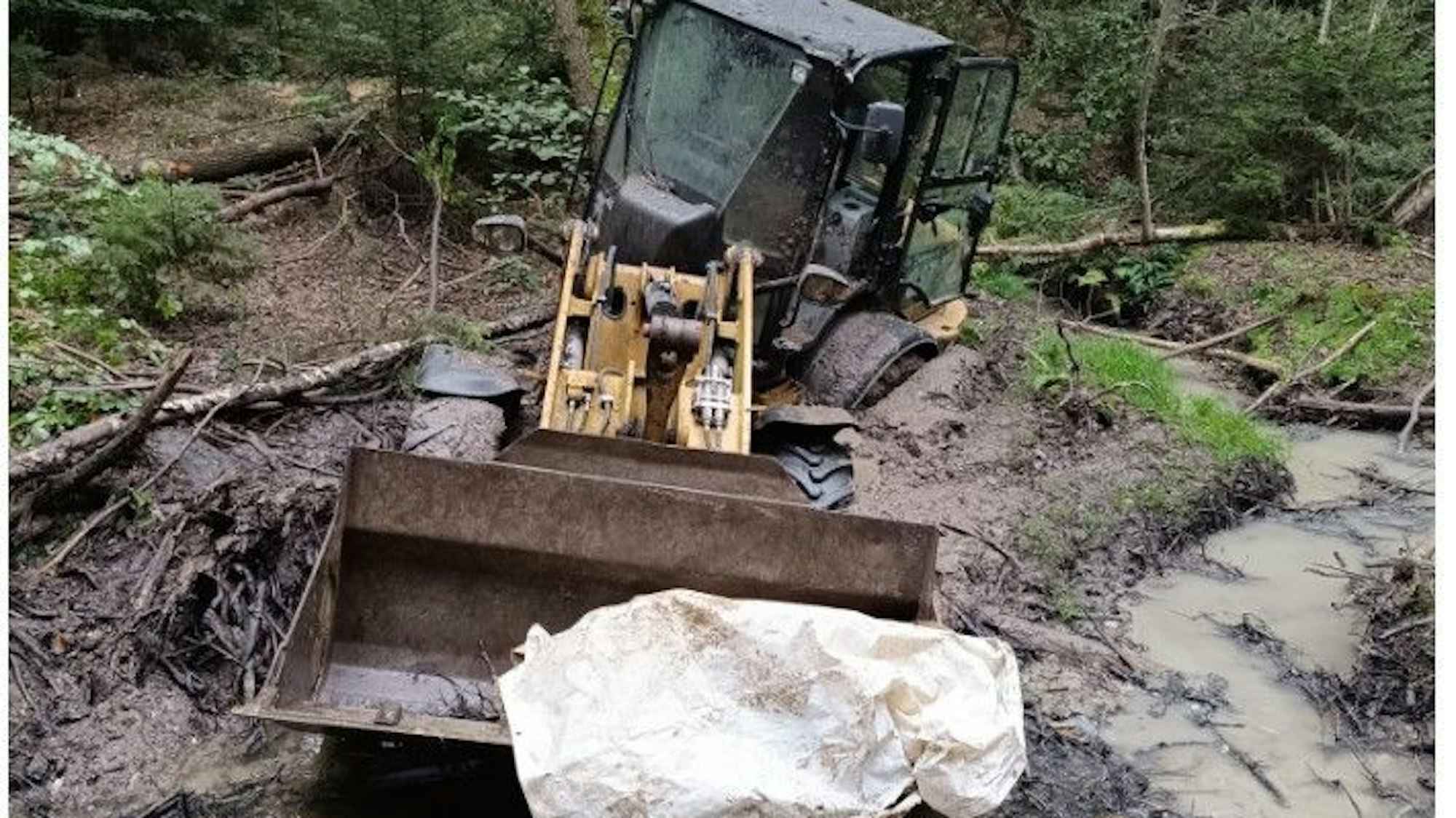 Ein geklauter Radlader wurde im Bürgerbusch abgestellt