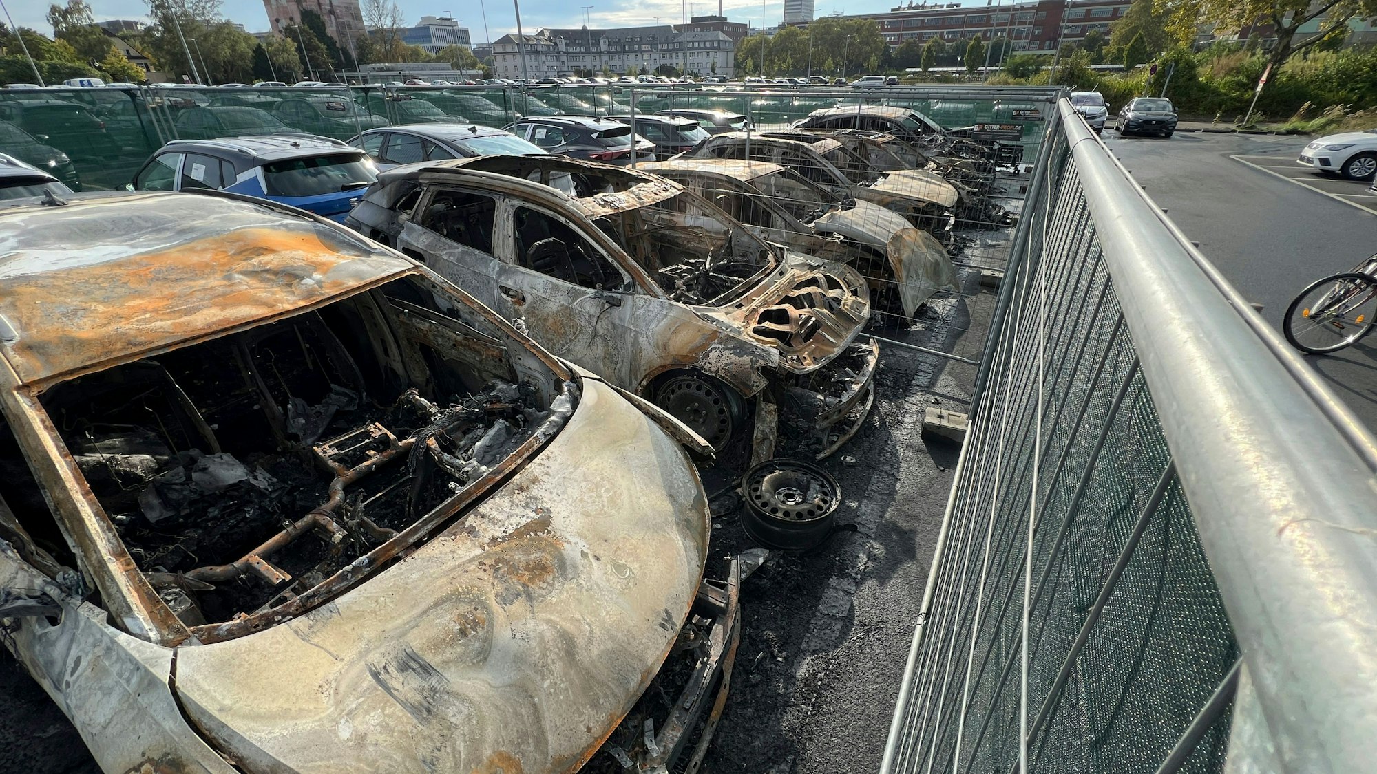 Brandstiftung: Neuwagen des Audi-Zentrums auf dem Bayer-Pakplatz Christian-Heß-Straße. Foto: Ralf Krieger