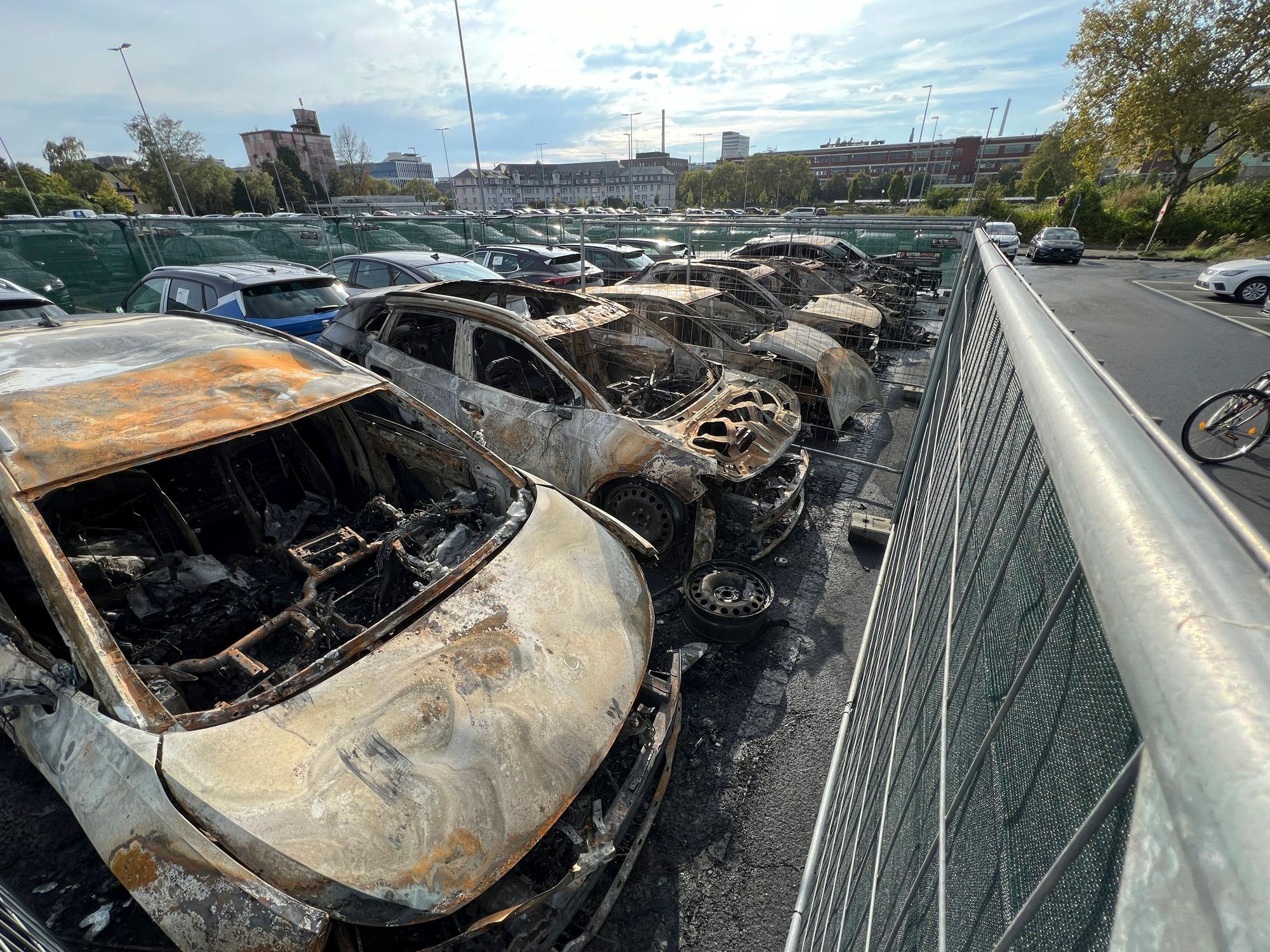 Brandstiftung: Neuwagen des Audi-Zentrums auf dem Bayer-Parkplatz Christian-Heß-Straße. Foto: Ralf Krieger
