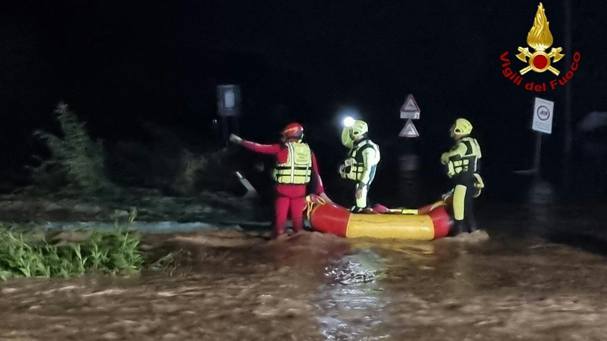 Bild aus der vergangenen Woche: Einsatzkräfte suchen einen überschwemmten Bereich nach zwei deutsche Touristen ab, die nach starkem Regen in der Toskana von den Fluten eines Bachs mitgerissen wurden.