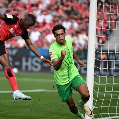 Leverkusens Nordi Mukiele nach seinem Eigentor gegen den VfL Wolfsburg.