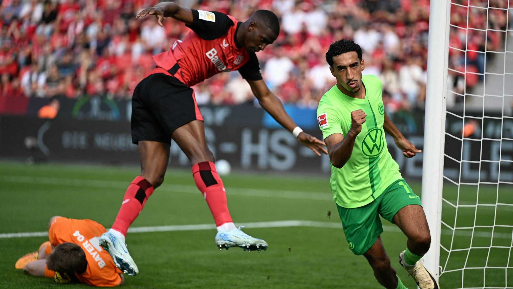 Leverkusens Nordi Mukiele nach seinem Eigentor gegen den VfL Wolfsburg.