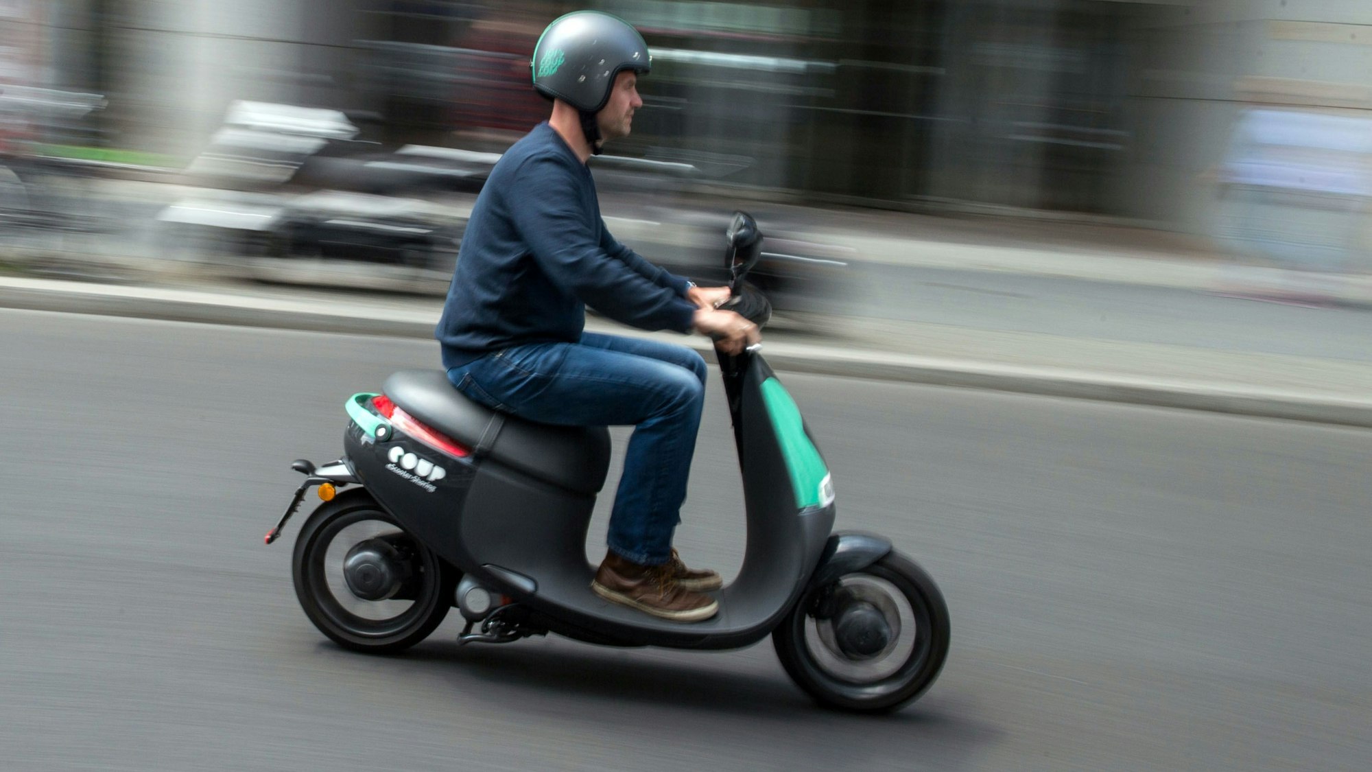 Ein Mann auf einem Motorroller