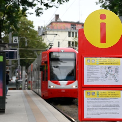 17.09.2024 Köln. Die Kölner Verkehrsbetriebe (KVB) führen mehrere Wochen lang umfangreiche Bauarbeiten zwischen Chlodwigplatz und Rheinauhafen durch. Die dortigen Stadtbahnlinien müssen getrennt werden. Die Arbeiten sollen vom 21. September bis zum 27. Oktober dauern. Foto: Alexander Schwaiger