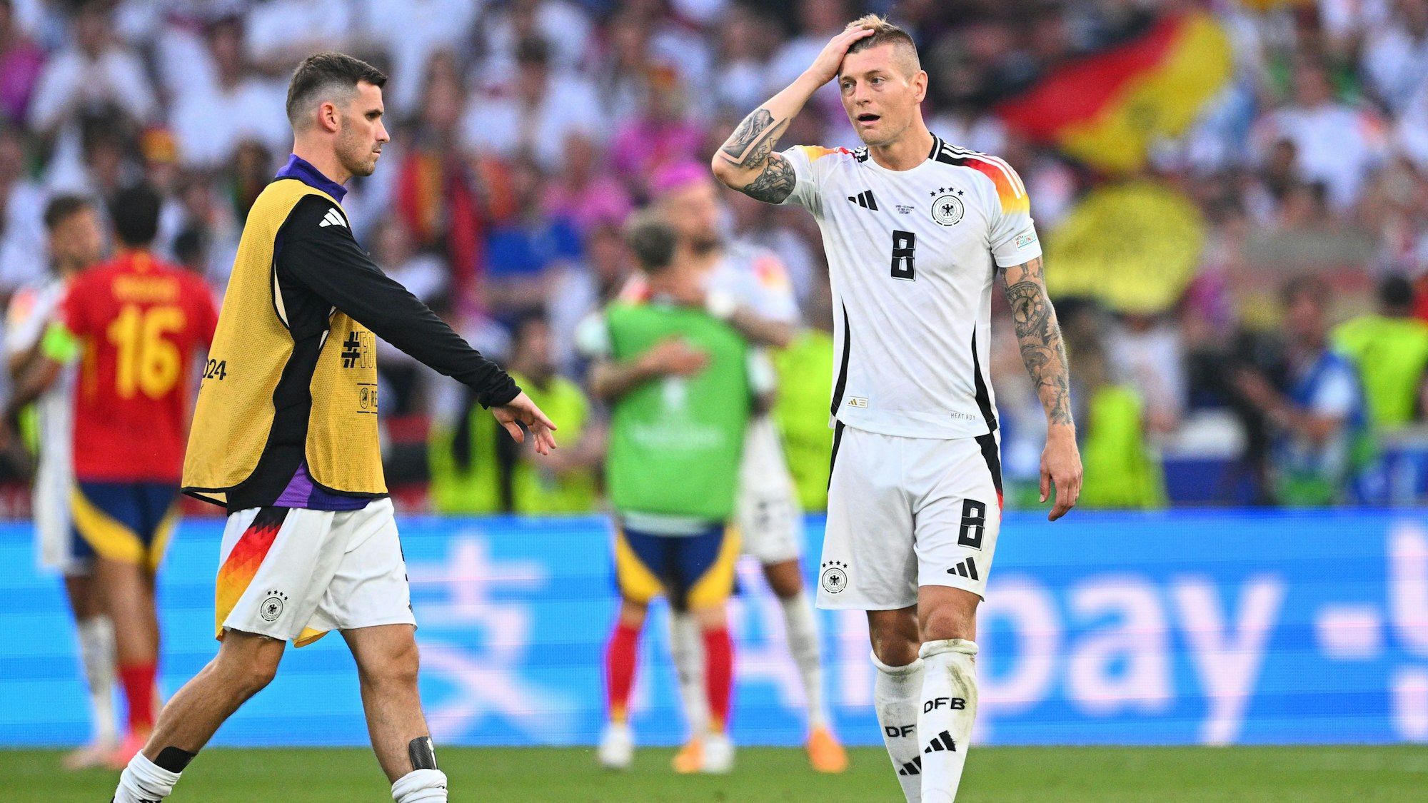 Toni Kroos kann es kaum glauben: Die DFB-Elf ist nach einem 1:2 gegen Spanien raus aus dem EM-Turnier. Ein bitterer Nachgeschmack bleibt.